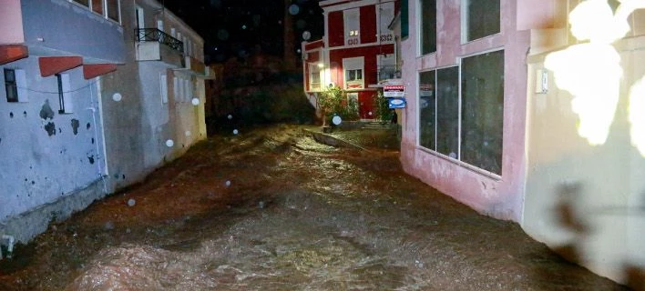 Η κακοκαιρία «σάρωσε» τη Λέσβο: Πλημμύρισαν χείμαρροι, έγιναν κατολισθήσεις (εικόνες, βίντεο)